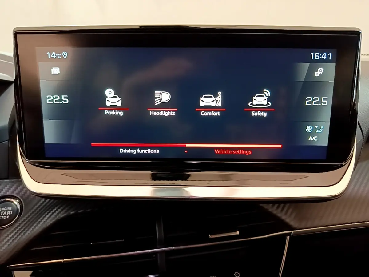 Écran tactile central du tableau de bord du Peugeot 2008 noir, affichant les réglages de conduite et de sécurité.