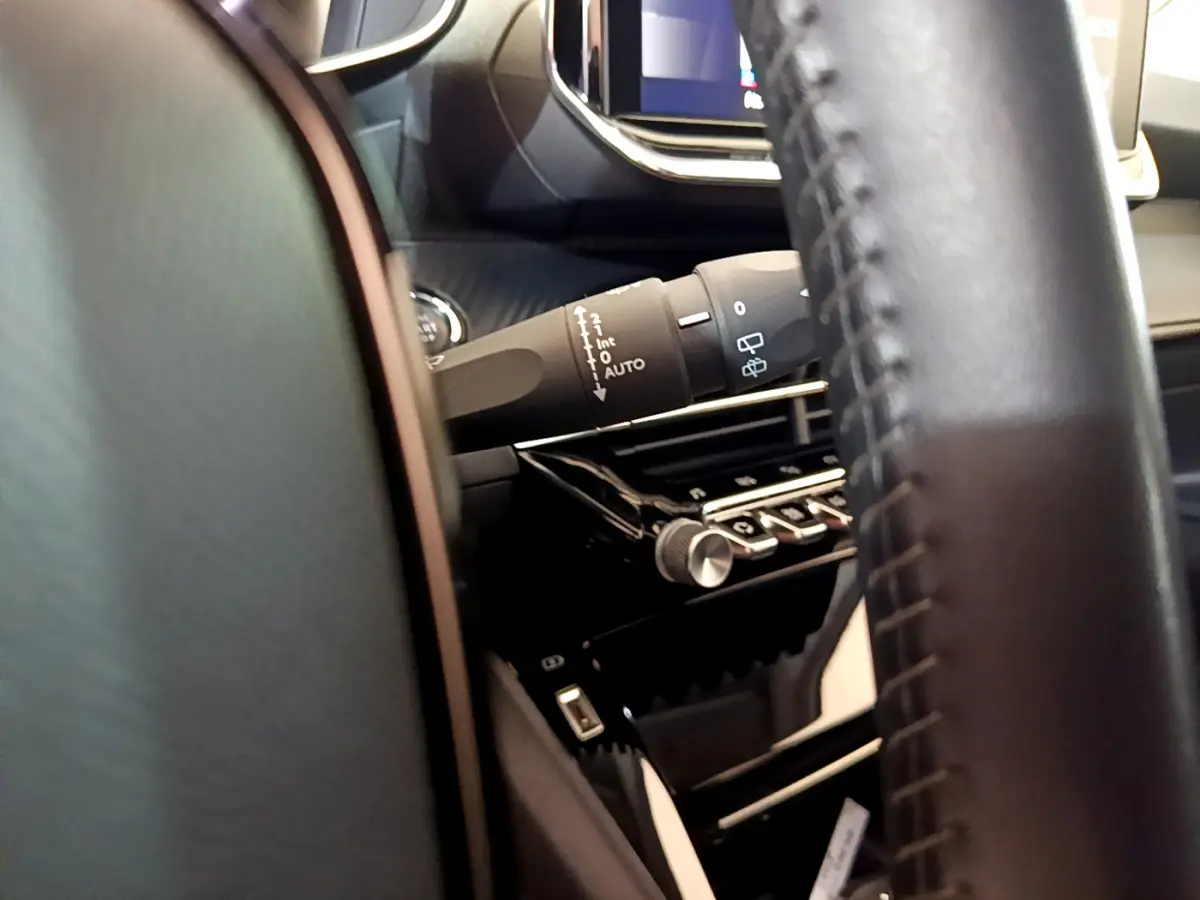 Détail intérieur côté gauche du tableau de bord noir de la Peugeot 2008 PureTech 130 S&S Allure Business 2021.