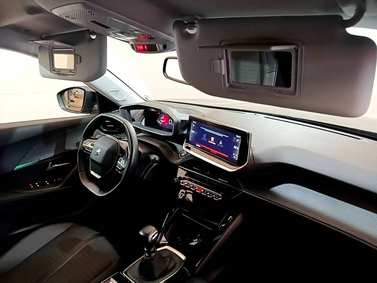 Intérieur noir du Peugeot 2008 PureTech 130, vue côté conducteur avec tableau de bord digital et écran tactile central.