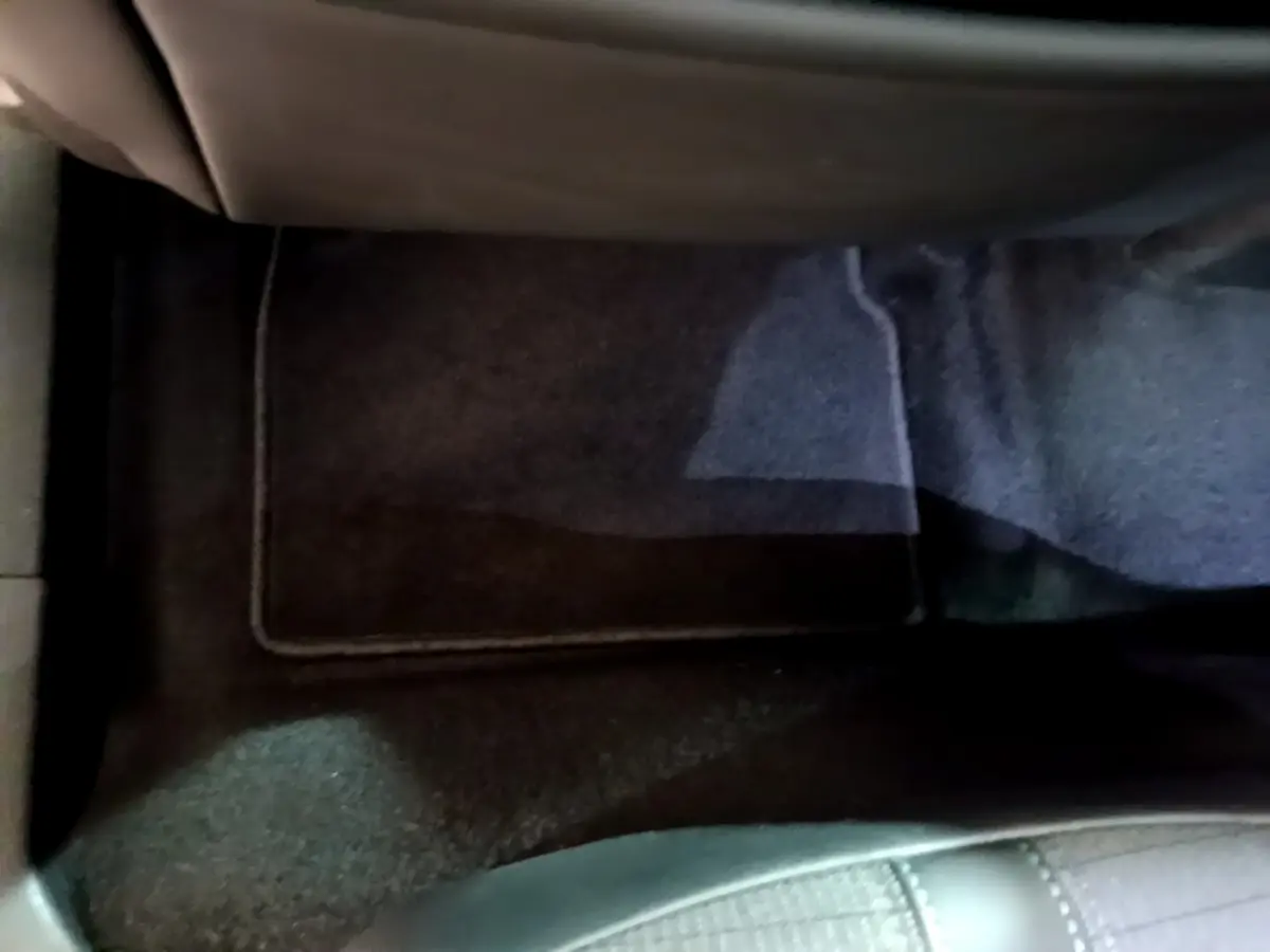 Tapis de sol noir côté passager arrière dans l'habitacle du Peugeot 2008 PureTech 130 S&S Allure Business 2021