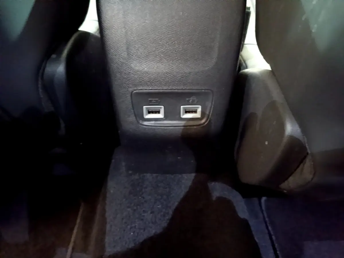 Prise double USB arrière noire sur la console centrale du Peugeot 2008 PureTech 130 S&S Allure Business 2021.