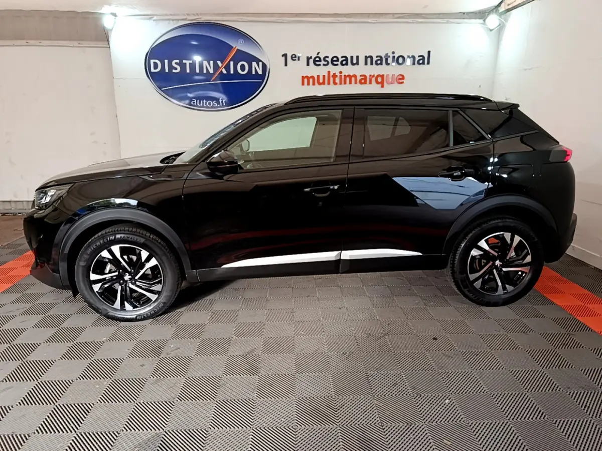 Profil côté gauche d'un Peugeot 2008 noir PureTech 130 S&S Allure Business, avec jantes noires et détails chromés.