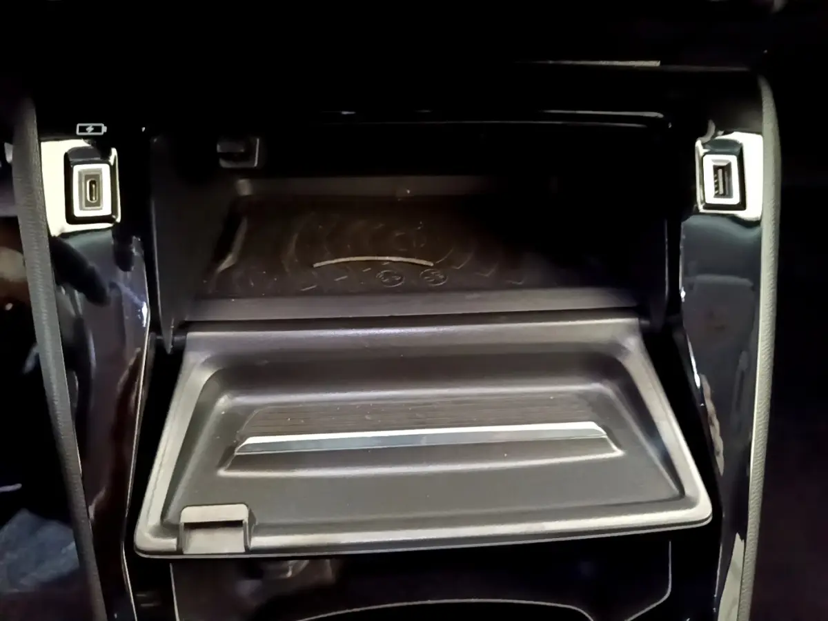 Détail de la console centrale noire du Peugeot 2008 avec compartiment ouvert et ports USB visibles de face.
