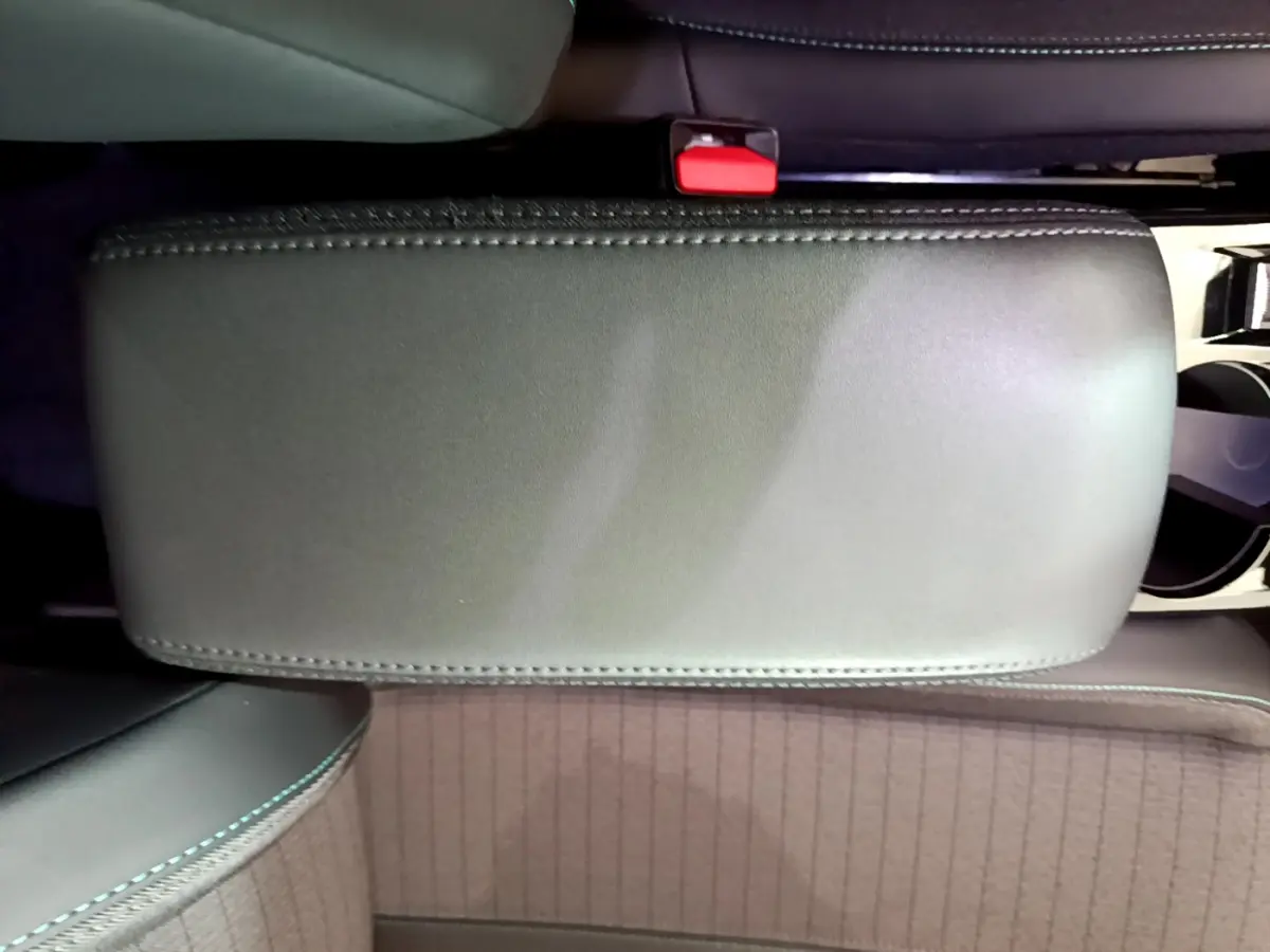 Vue rapprochée de l'accoudoir central noir en cuir à surpiqûres dans l'habitacle du Peugeot 2008 2021.