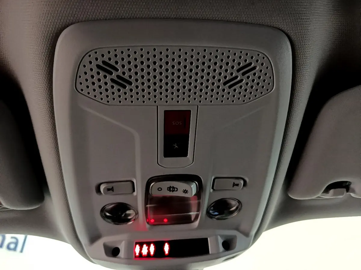 Plafonnier intérieur avec bouton SOS et éclairage, vue du plafond de la Peugeot 2008 noire PureTech 130 S&S Allure Business 2021
