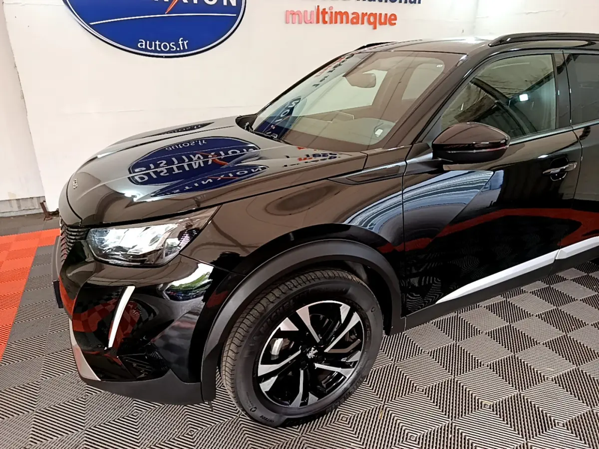 Vue 3/4 avant droit d'un Peugeot 2008 noir brillant avec jantes alliage et feux LED distinctifs.