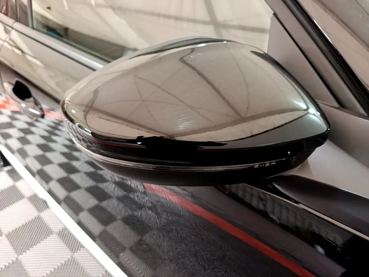 Rétroviseur noir côté gauche du Peugeot 2008 PureTech 130 S&S Allure Business 2021 avec clignotant intégré.