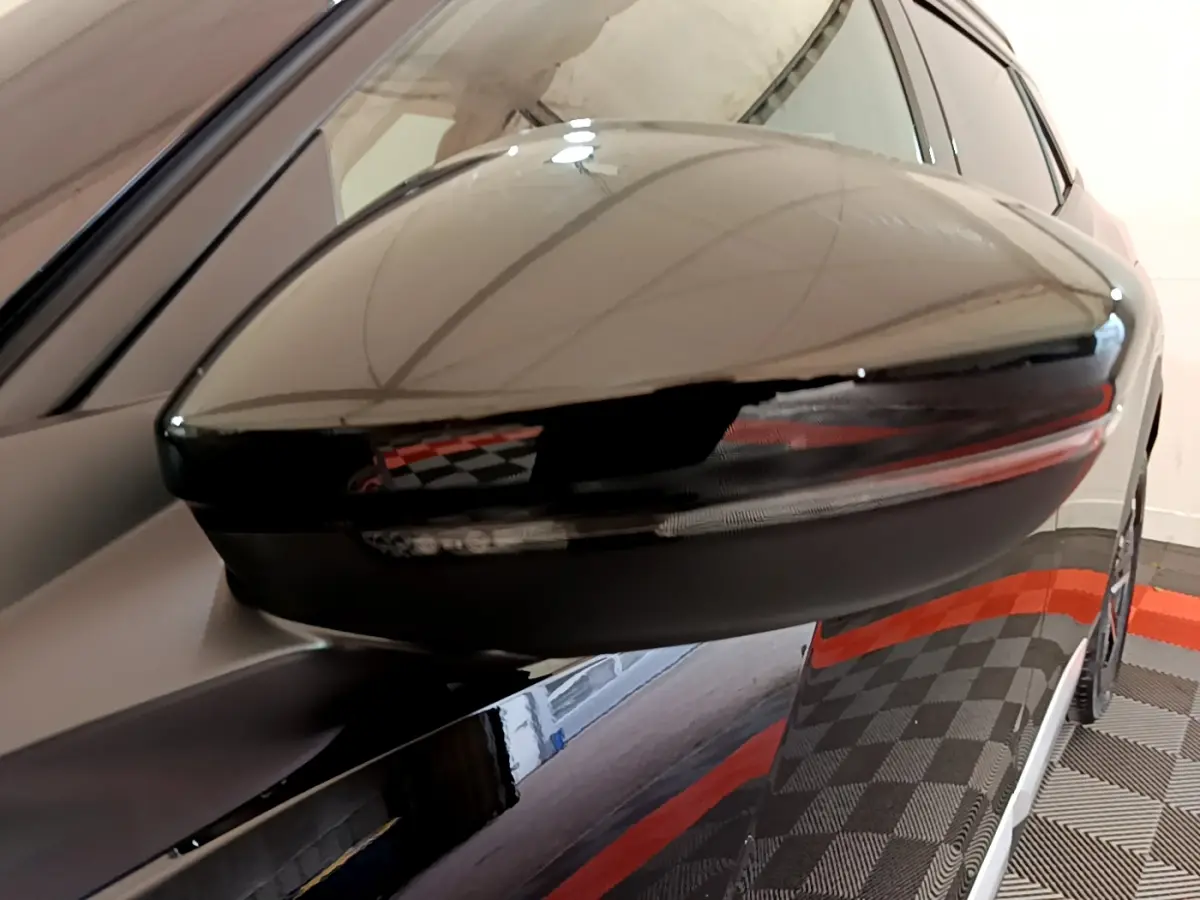 Gros plan sur le rétroviseur noir côté gauche du Peugeot 2008 PureTech 130 S&S Allure Business 2021.