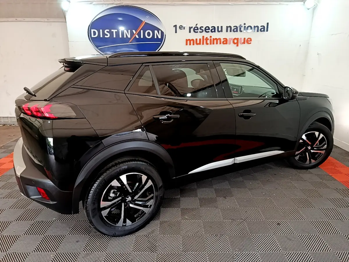 Peugeot 2008 PureTech 130 noir vue 3/4 arrière droit, jantes alliage et feux arrière LED distinctifs.