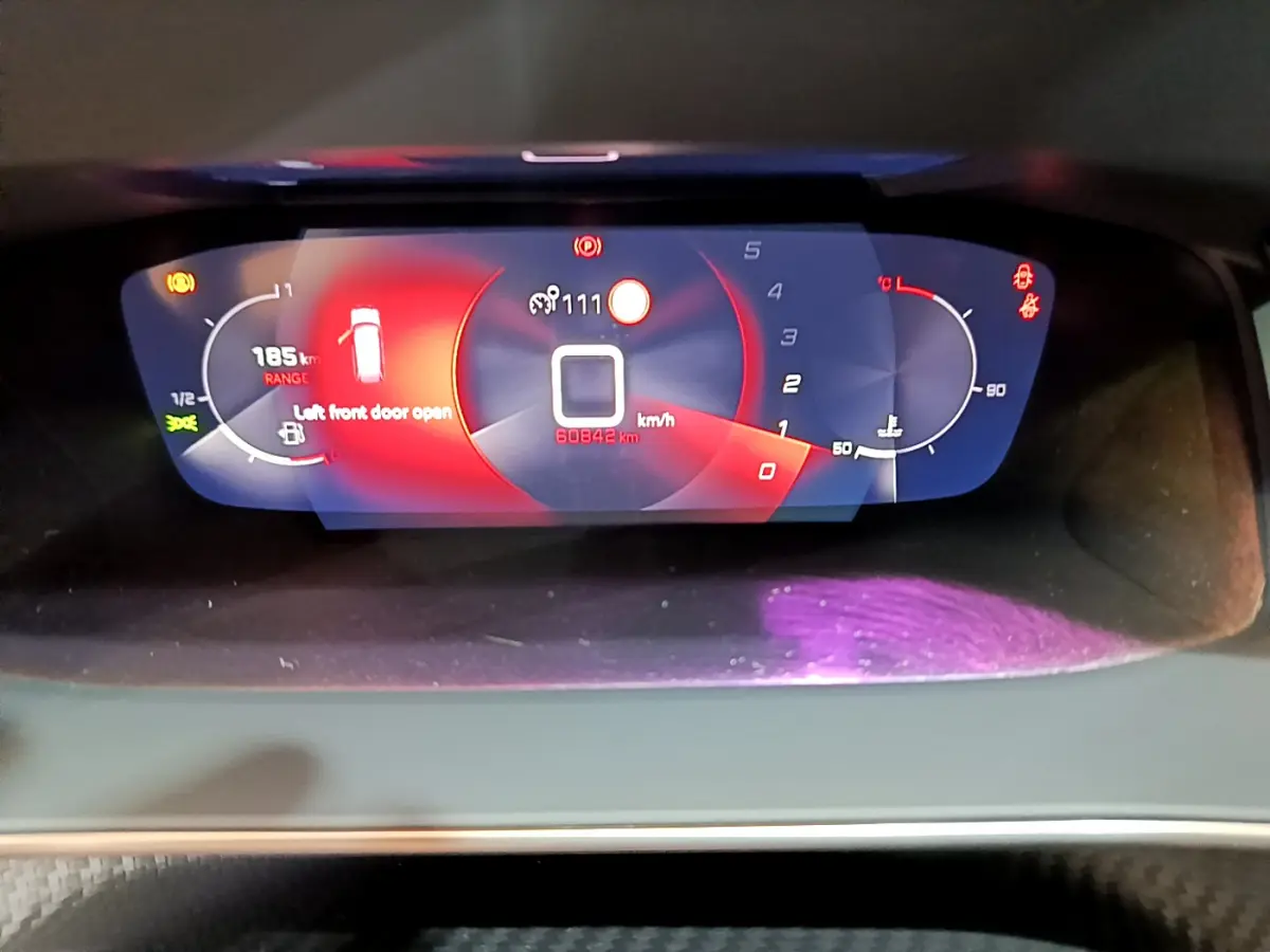 Affichage numérique du tableau de bord de la Peugeot 2008 PureTech 130, indiquant porte avant gauche ouverte.