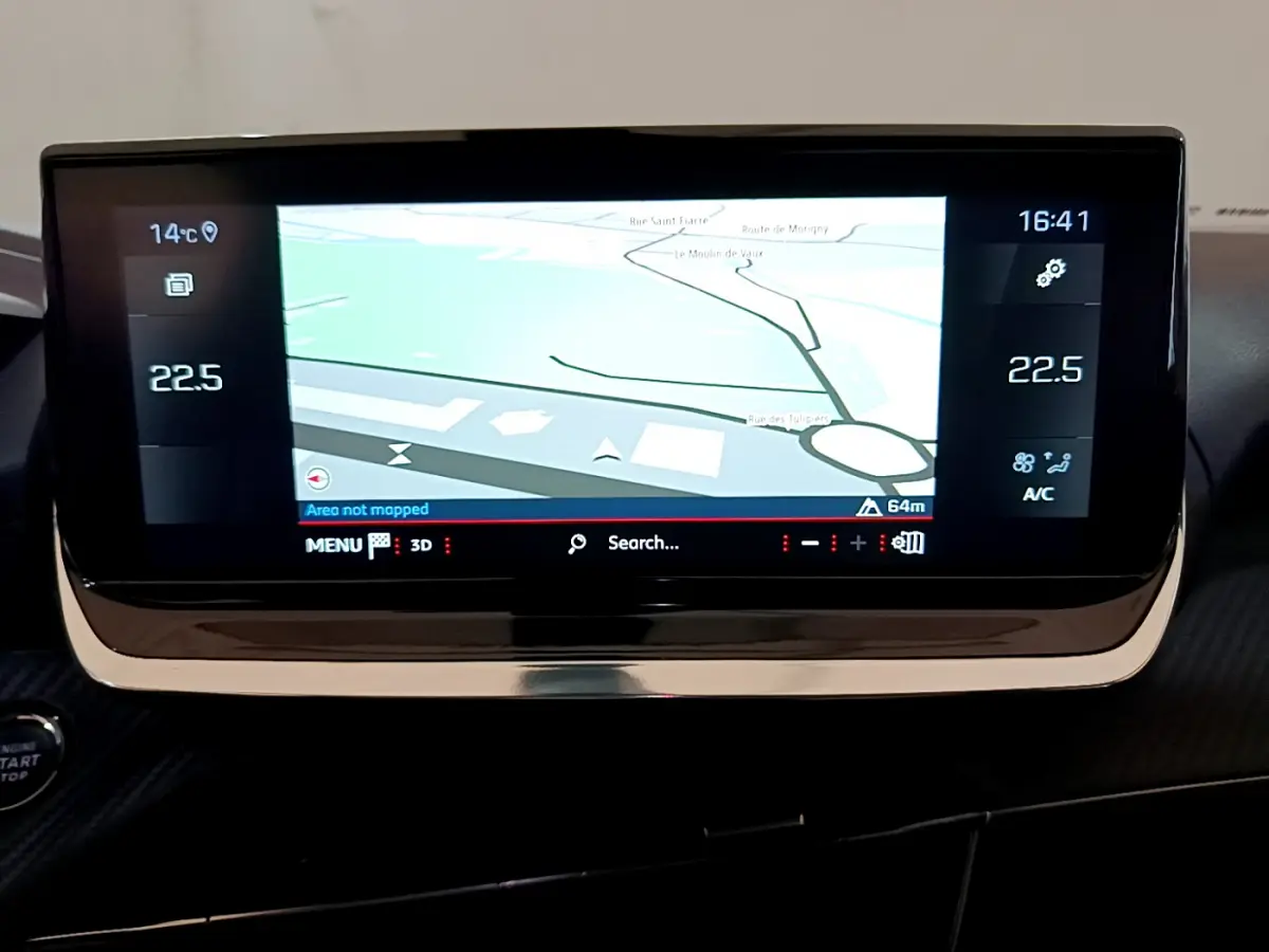 Écran tactile central du tableau de bord du Peugeot 2008 noir, affichant la navigation et la climatisation à 22,5°C.