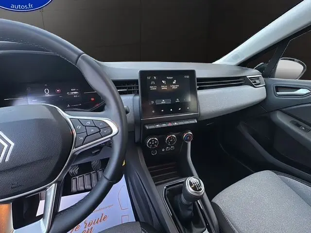 Vue intérieure côté conducteur de la Renault Clio V 1.5 DCI noire, avec tableau de bord numérique et écran tactile central.