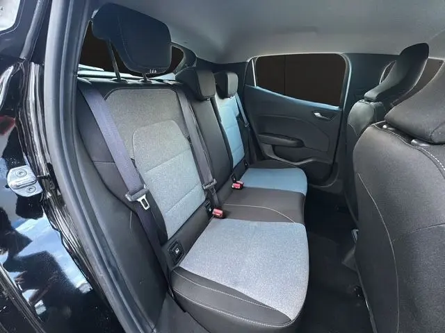 Vue intérieure côté gauche de la banquette arrière grise et noire de la Renault Clio V 1.5 DCI 100 Evolution noire.