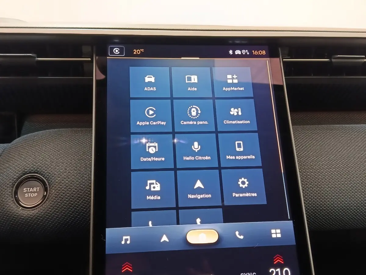 Écran tactile central de la Citroën C5 Hybride 2026 affichant les options de navigation et connectivité.