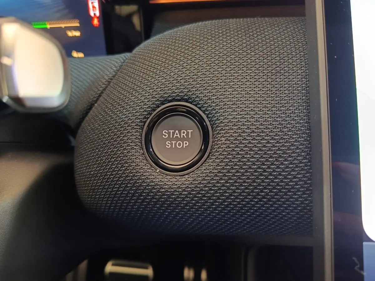 Bouton Start/Stop noir sur tableau de bord texturé gris foncé, intérieur Citroën C5 Hybride 2026.