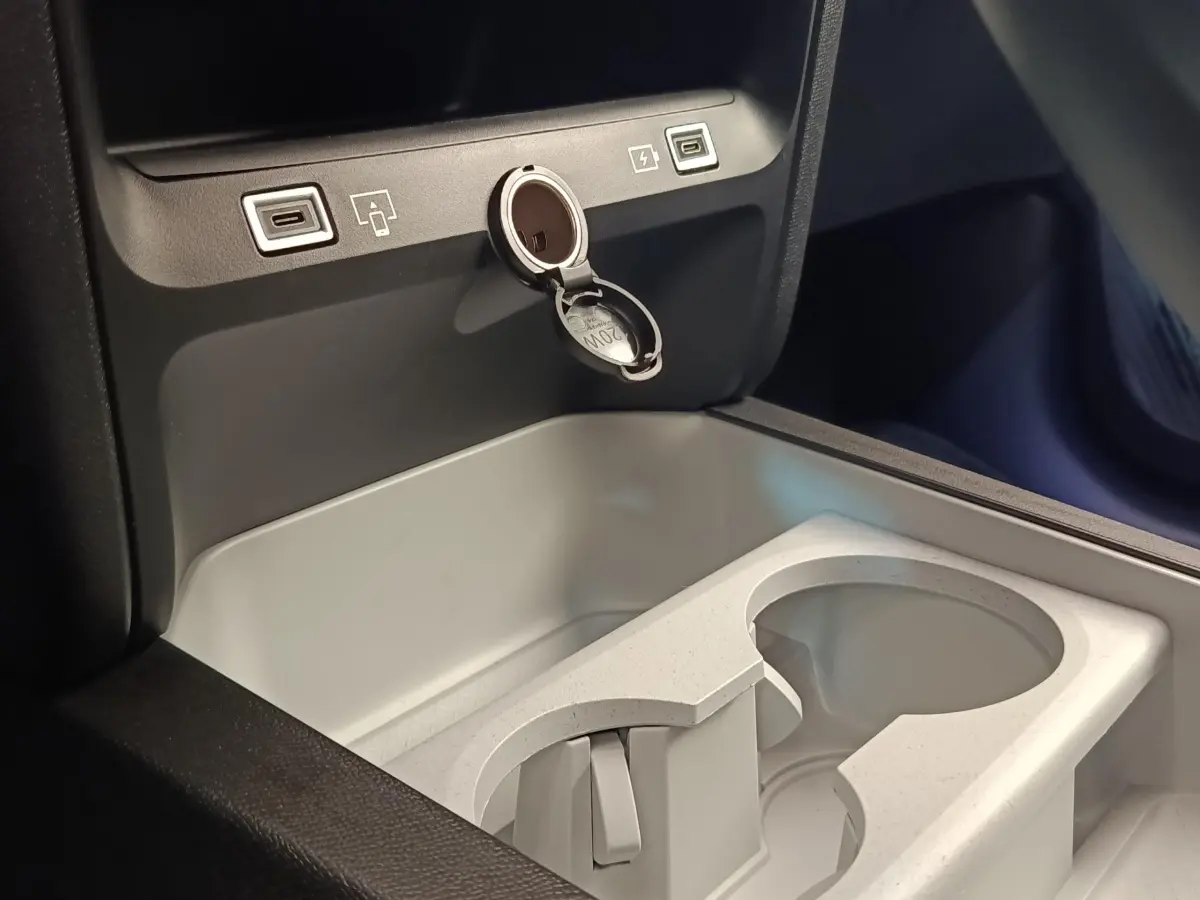 Gros plan sur la console centrale intérieure du Citroën C5 Hybride 2026, montrant prises USB et prise 12V ouverte.