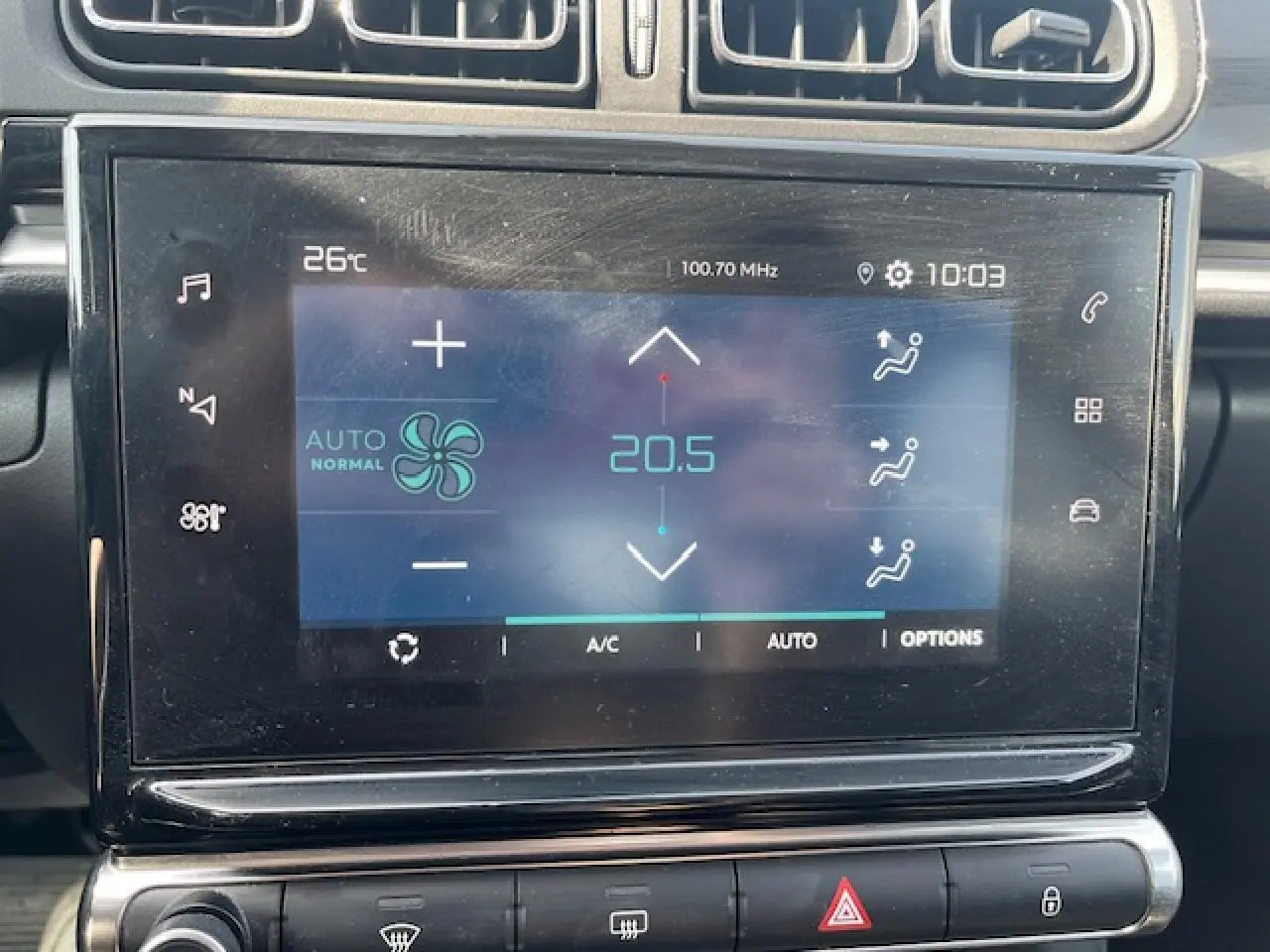 Écran tactile central de la Citroën C3 2023 affichant la climatisation automatique à 20,5°C dans un intérieur noir.