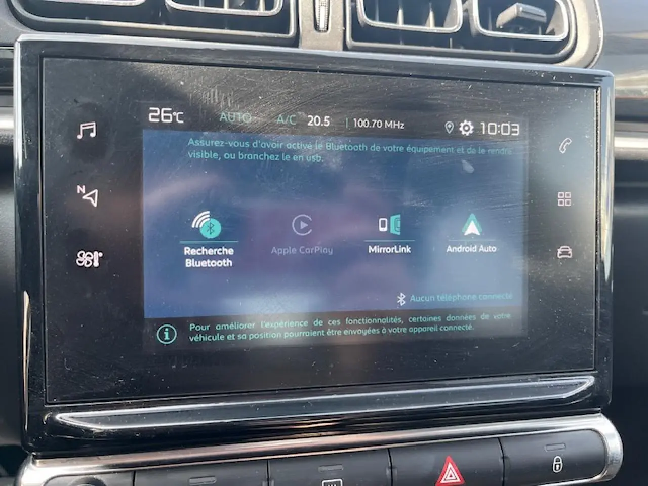 Écran tactile central de la Citroën C3 noire 2023 affichant les options Bluetooth, MirrorLink et Android Auto.