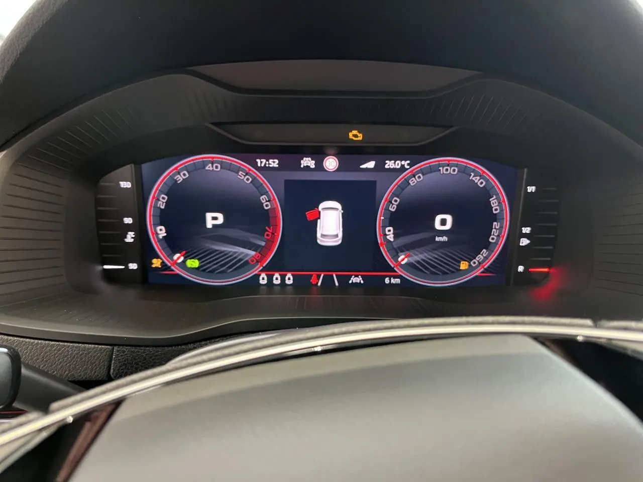 Tableau de bord numérique du Skoda Karoq 2025 affichant vitesse, température et alertes, vue frontale intérieure.