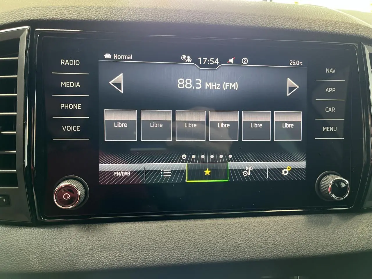 Écran tactile central du SKODA KAROQ 2025 affichant la radio FM à 88,3 MHz avec commandes sur les côtés.