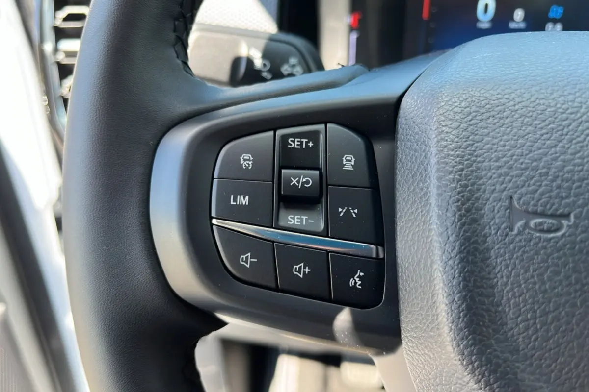 Gros plan sur les commandes du volant du Ford Ranger 2025 blanc glacier, version XLT HD-Top Supercab.