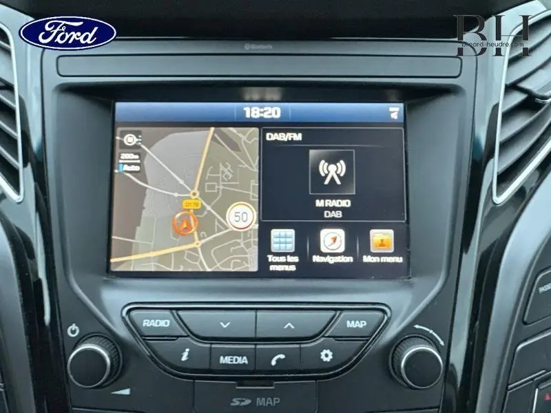 Écran tactile de navigation et radio dans le tableau de bord d'une Hyundai i40 SW Sleek Silver vue de face.
