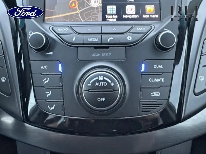 Panneau de commande de climatisation avec écran tactile et boutons lumineux dans une Hyundai i40 SW Sleek Silver.