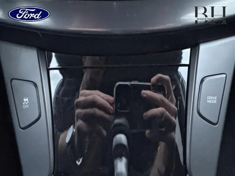 Gros plan sur la console centrale noire brillante avec boutons Drive Mode et désactivation de l'ESP d'une Hyundai i40 SW.