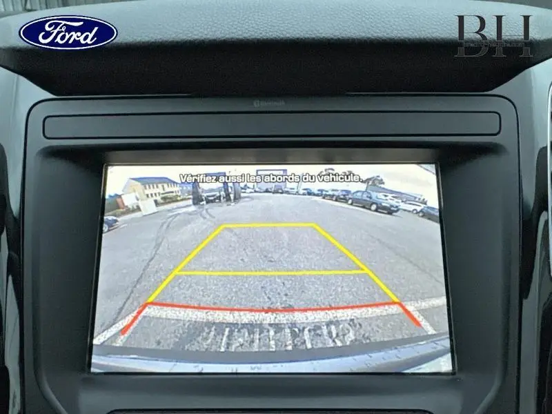 Écran de caméra de recul montrant l'arrière d'une Hyundai i40 SW Sleek Silver en stationnement