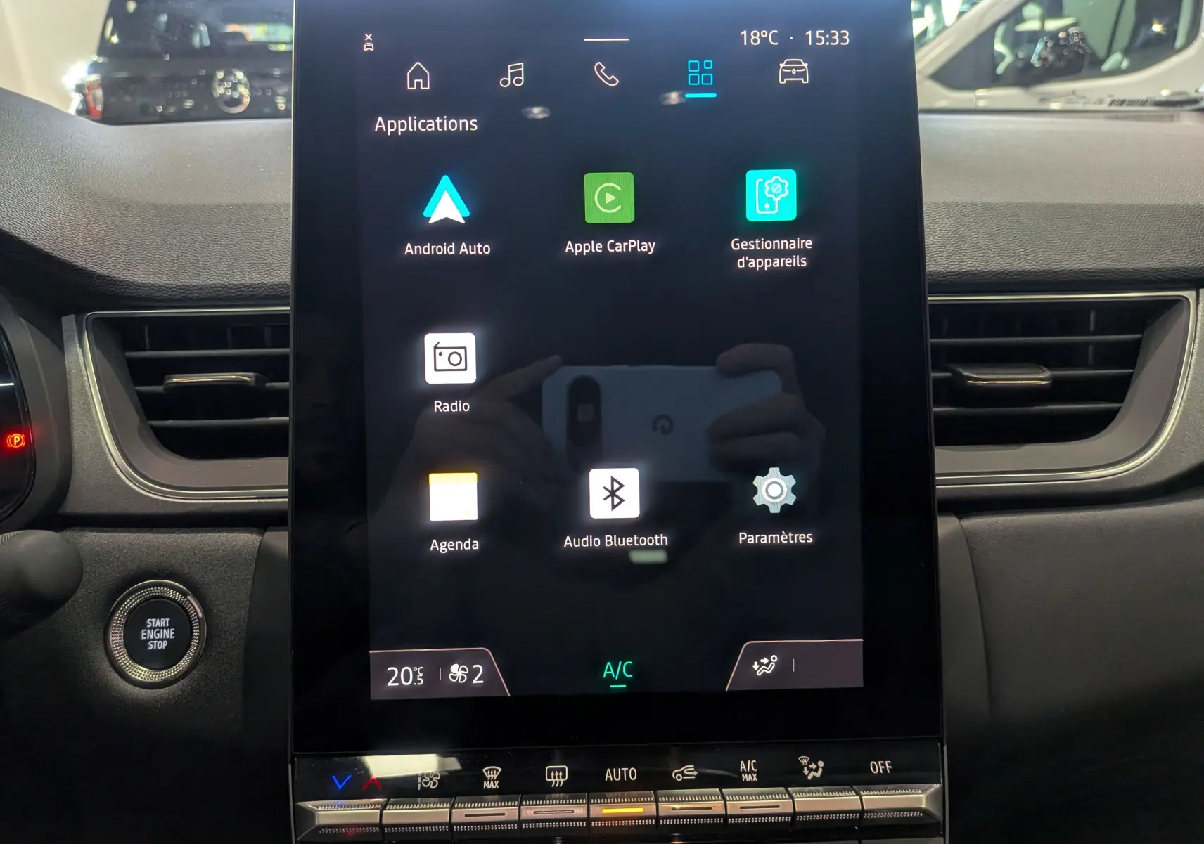Écran tactile central allumé avec interface multimédia dans le tableau de bord du Renault Captur E-TECH 2025.