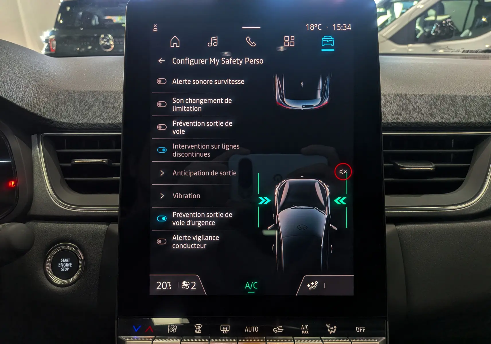 Écran tactile central du Renault Captur E-TECH 2025 affichant les options d'aide à la conduite dans un intérieur noir.