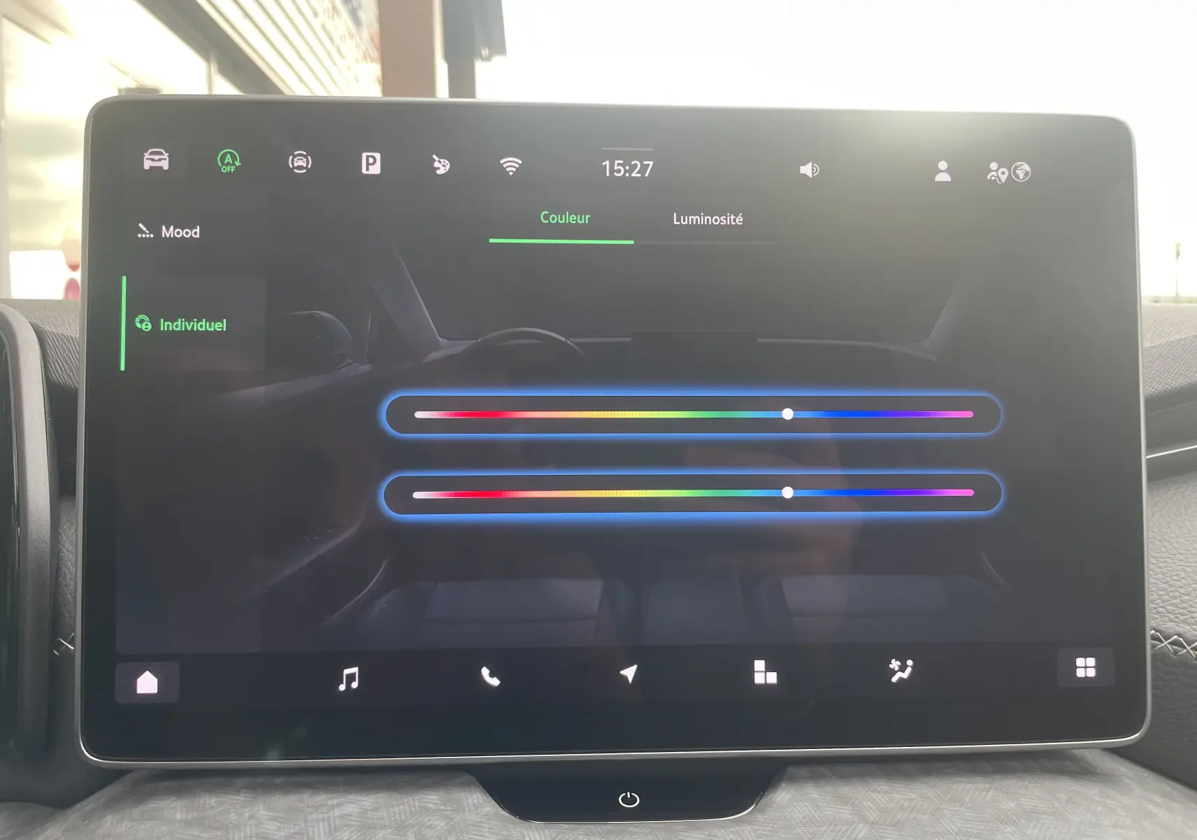 Écran tactile intérieur du Skoda Kodiaq 2024 affichant le réglage de la couleur d'ambiance en mode individuel.