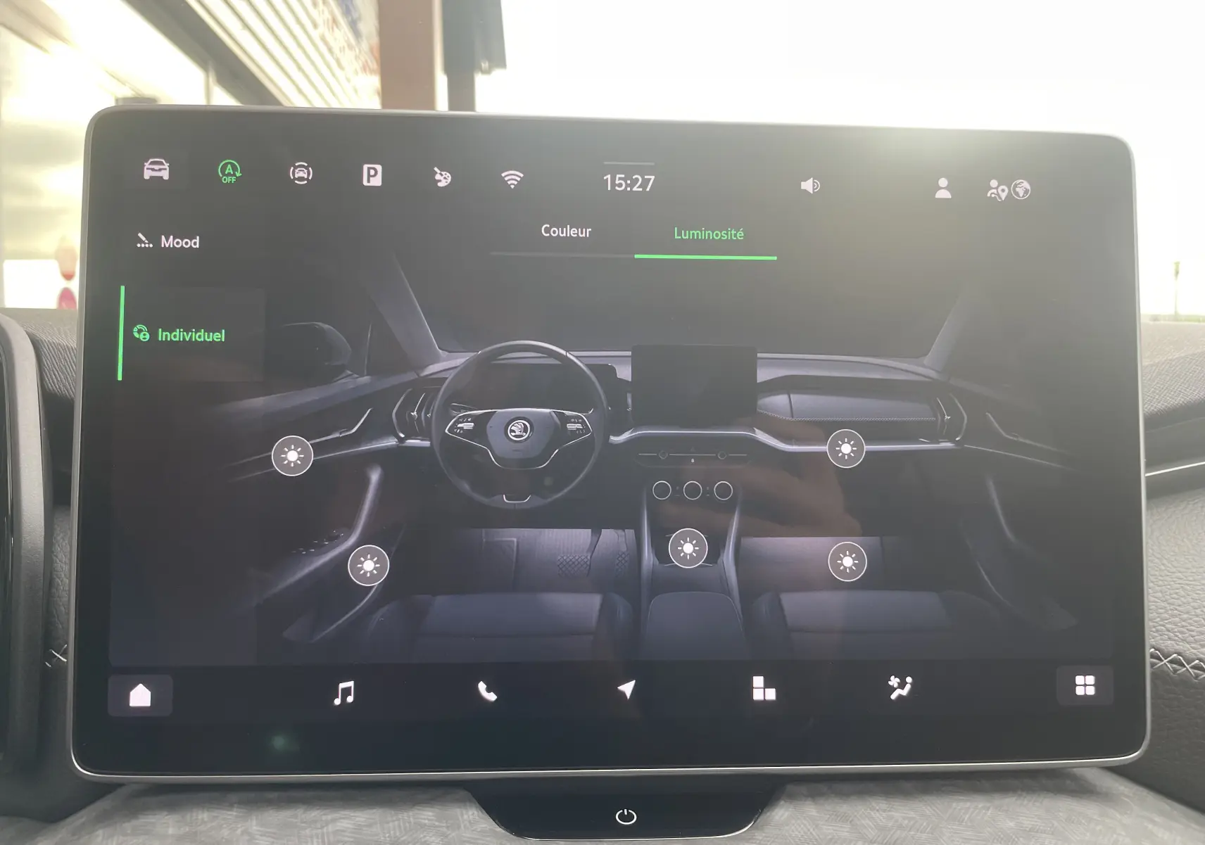 Écran tactile affichant le réglage de luminosité de l'ambiance intérieure du Skoda Kodiaq noir métal, vue tableau de bord.
