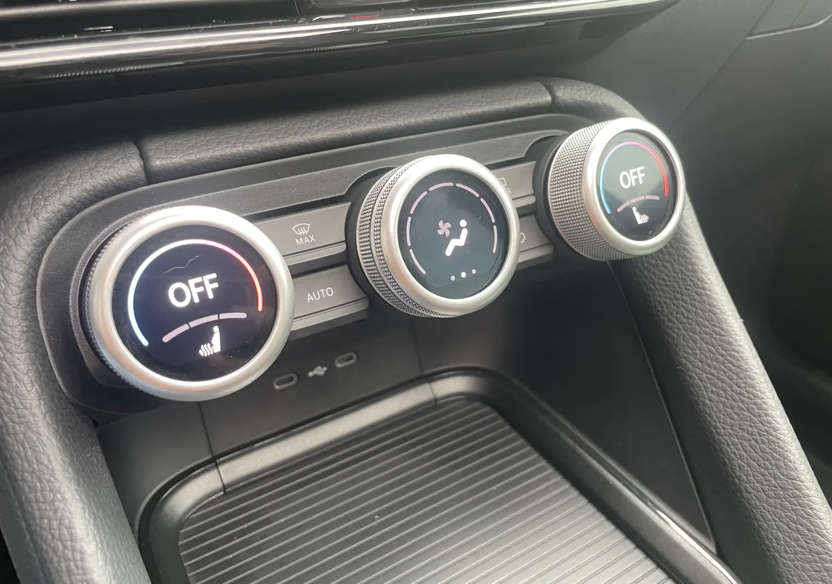 Gros plan sur les commandes de climatisation digitales du Skoda Kodiaq noir métal, avec réglages chauffants éteints.