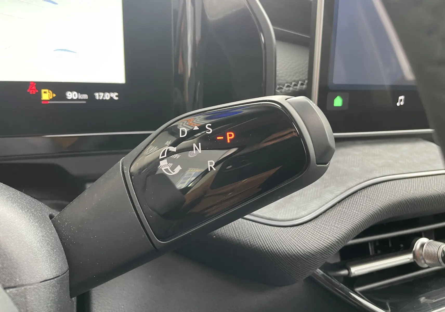 Le levier de boîte automatique noir brillant du Skoda Kodiaq 2024, affichant la position P en rouge, dans l'habitacle.