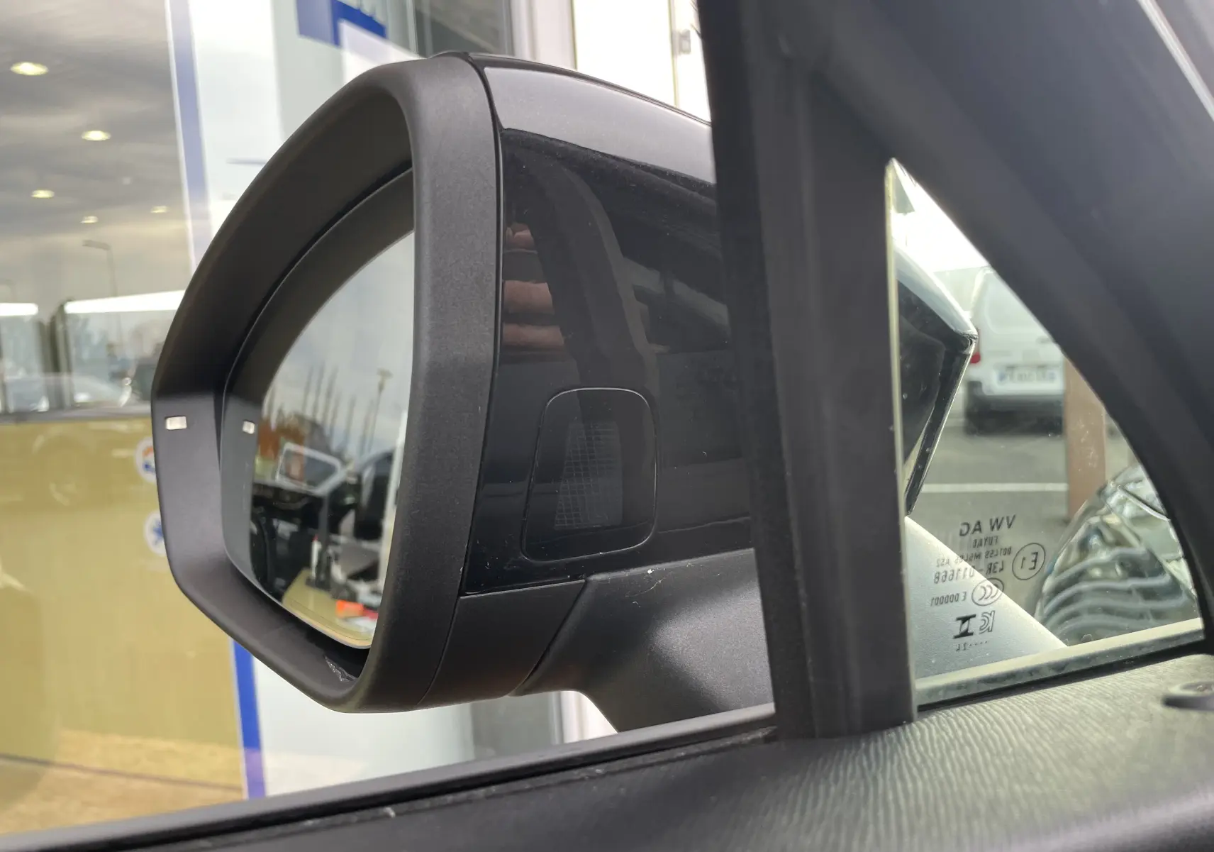 Rétroviseur extérieur droit noir métal du Skoda Kodiaq 2024, avec clignotant intégré visible en gros plan.