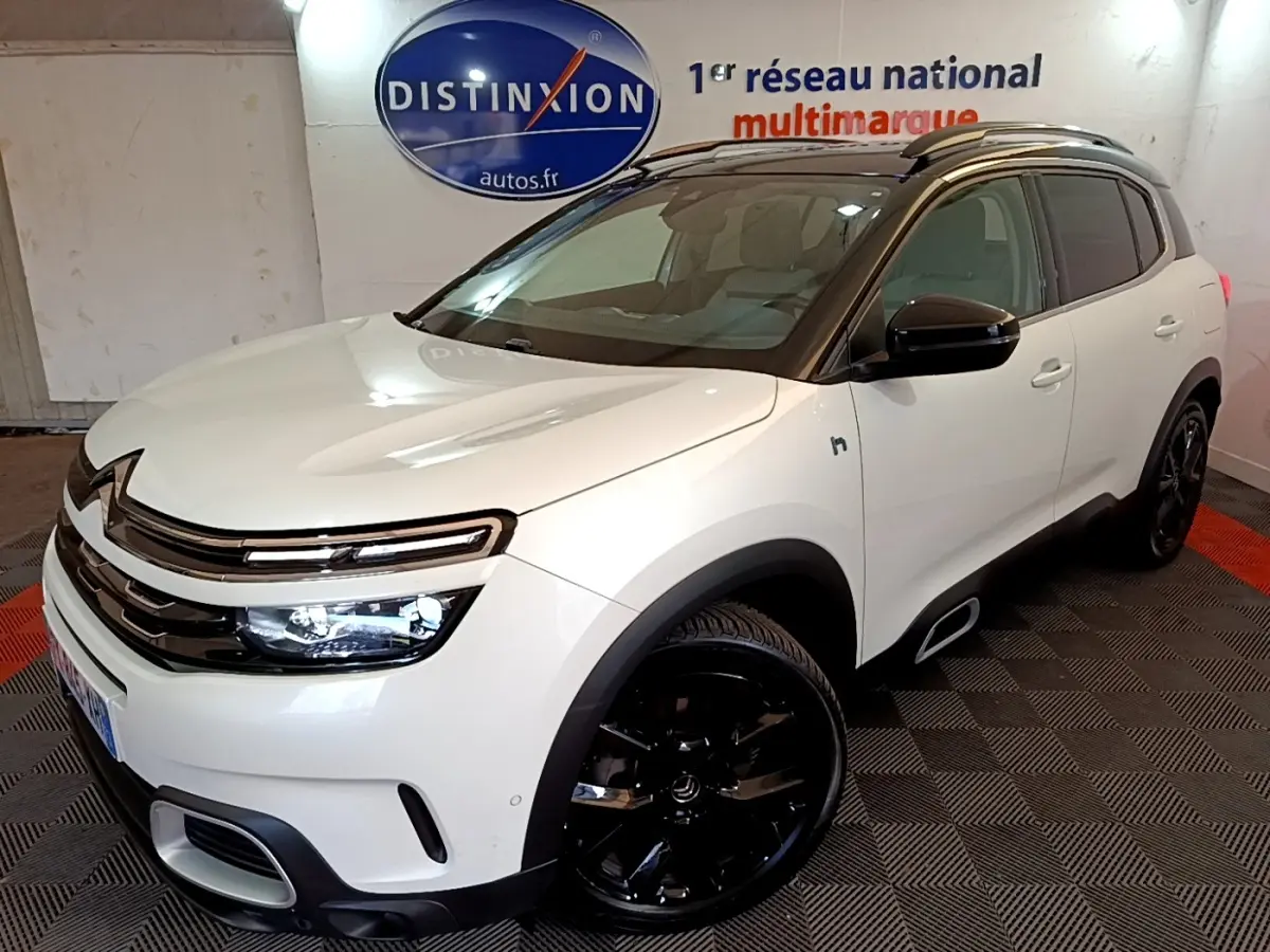 Citroën C5 Aircross Hybrid blanc vue 3/4 avant droit avec jantes noires et toit noir contrasté.