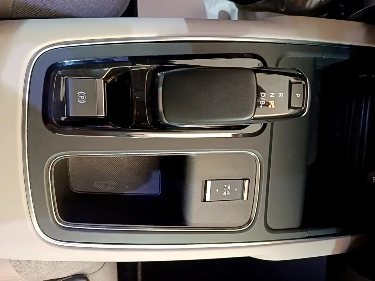 Vue plongeante sur la console centrale noire et beige du Citroën C5 Aircross Hybrid avec levier de vitesses automatique et bouton Drive Mode.