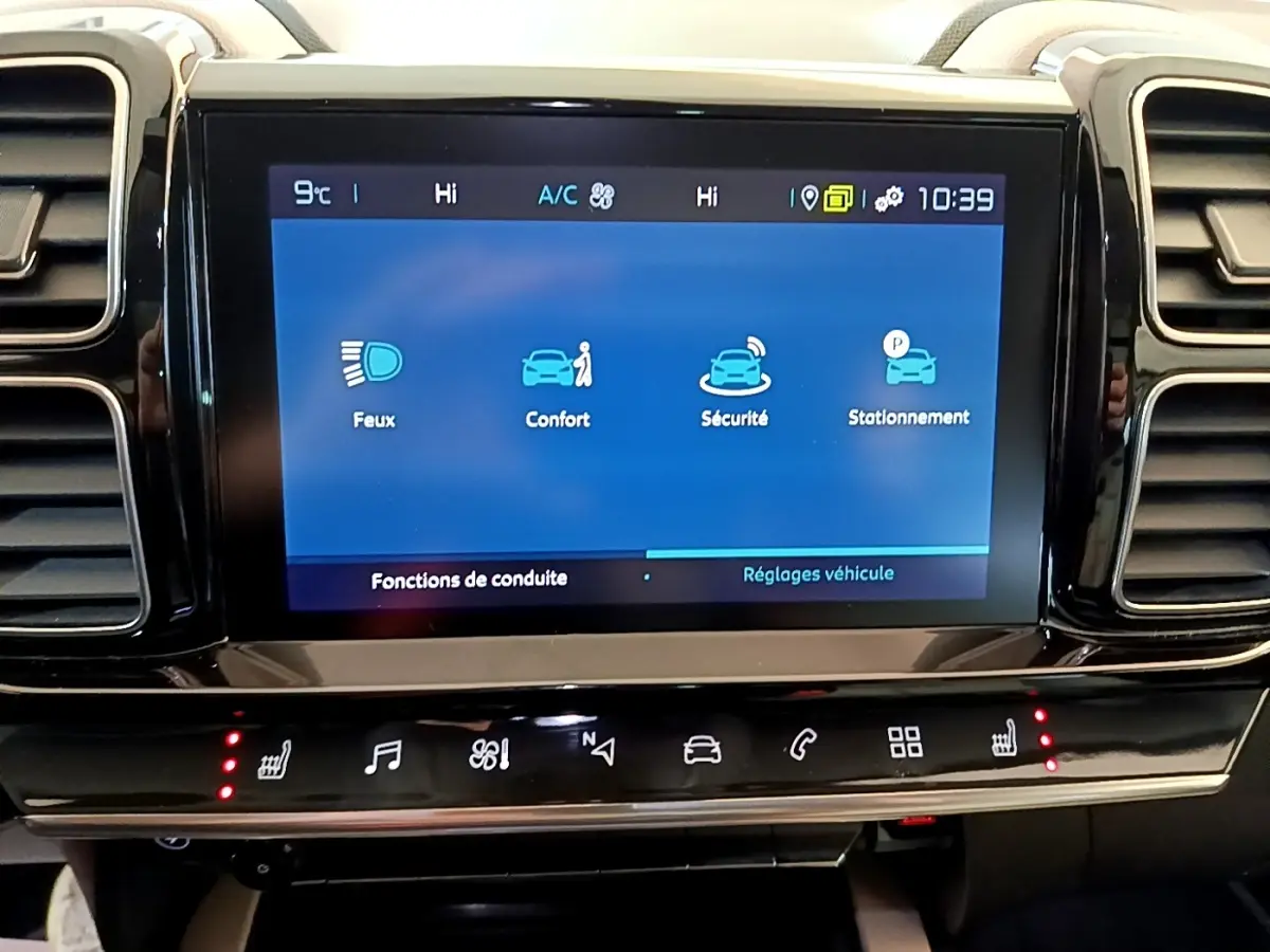 Écran tactile central du tableau de bord du Citroën C5 Aircross Hybrid blanc, affichant les réglages véhicule.