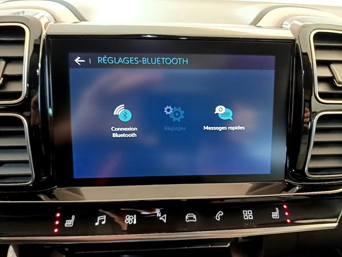 Écran tactile central affichant les réglages Bluetooth dans l'habitacle du Citroën C5 Aircross Hybrid blanc.
