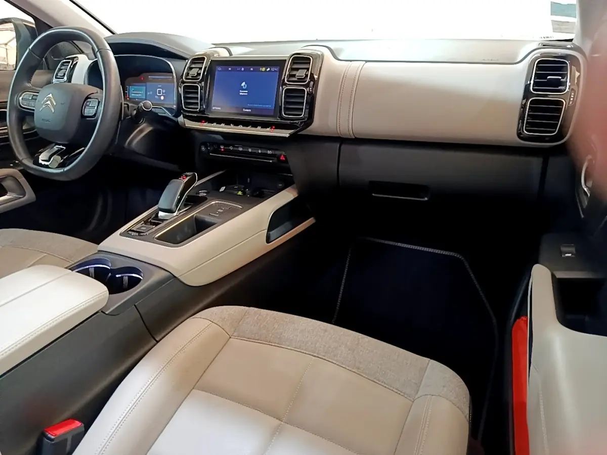 Intérieur beige clair du Citroën C5 Aircross Hybrid 225, vue côté passager avec tableau de bord et console centrale.