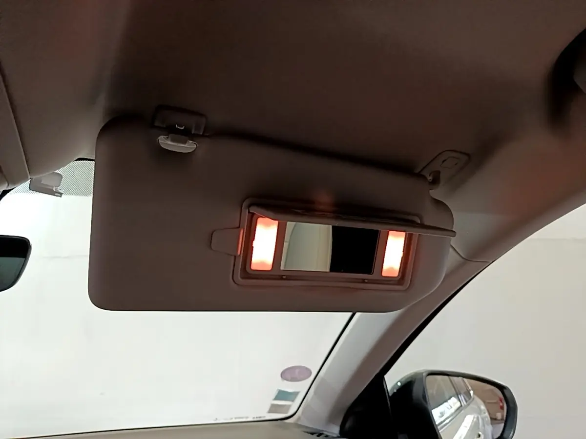 Détail intérieur du pare-soleil côté conducteur avec miroir éclairé dans un Citroën C5 Aircross blanc hybride.