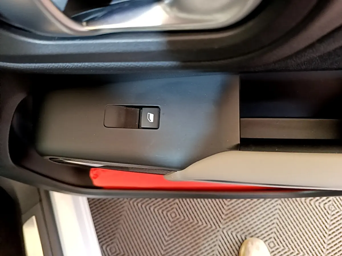 Détail du bouton de commande de la vitre sur la porte côté gauche du Citroën C5 Aircross Hybrid blanc.