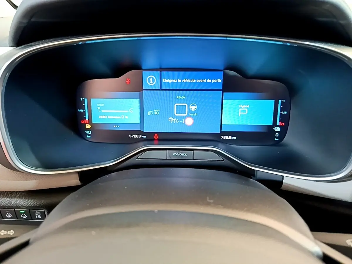 Vue rapprochée du combiné d'instruments numérique bleu du tableau de bord du Citroën C5 Aircross Hybrid 225 ë-EAT8 Shine Pack.