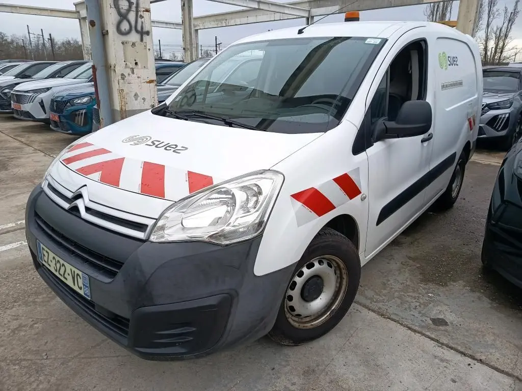 Vue 3/4 avant droit d’un Citroën Berlingo blanc avec marquages rouges et logo Suez sur le capot et la porte.