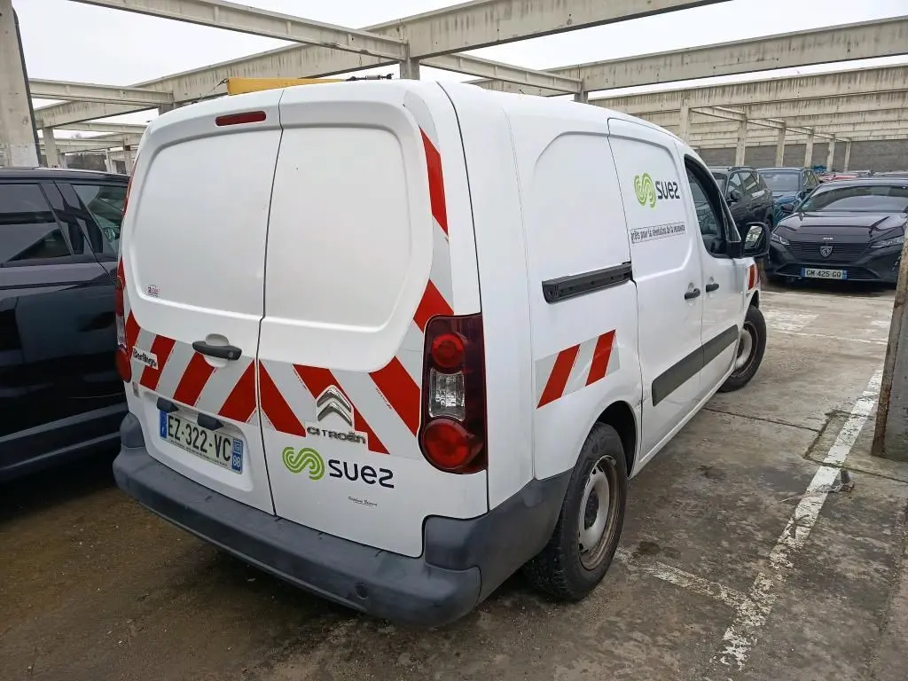 Vue 3/4 arrière droite d’un Citroën Berlingo XL blanc utilitaire avec bandes rouges réfléchissantes et logo Suez sur porte latérale.