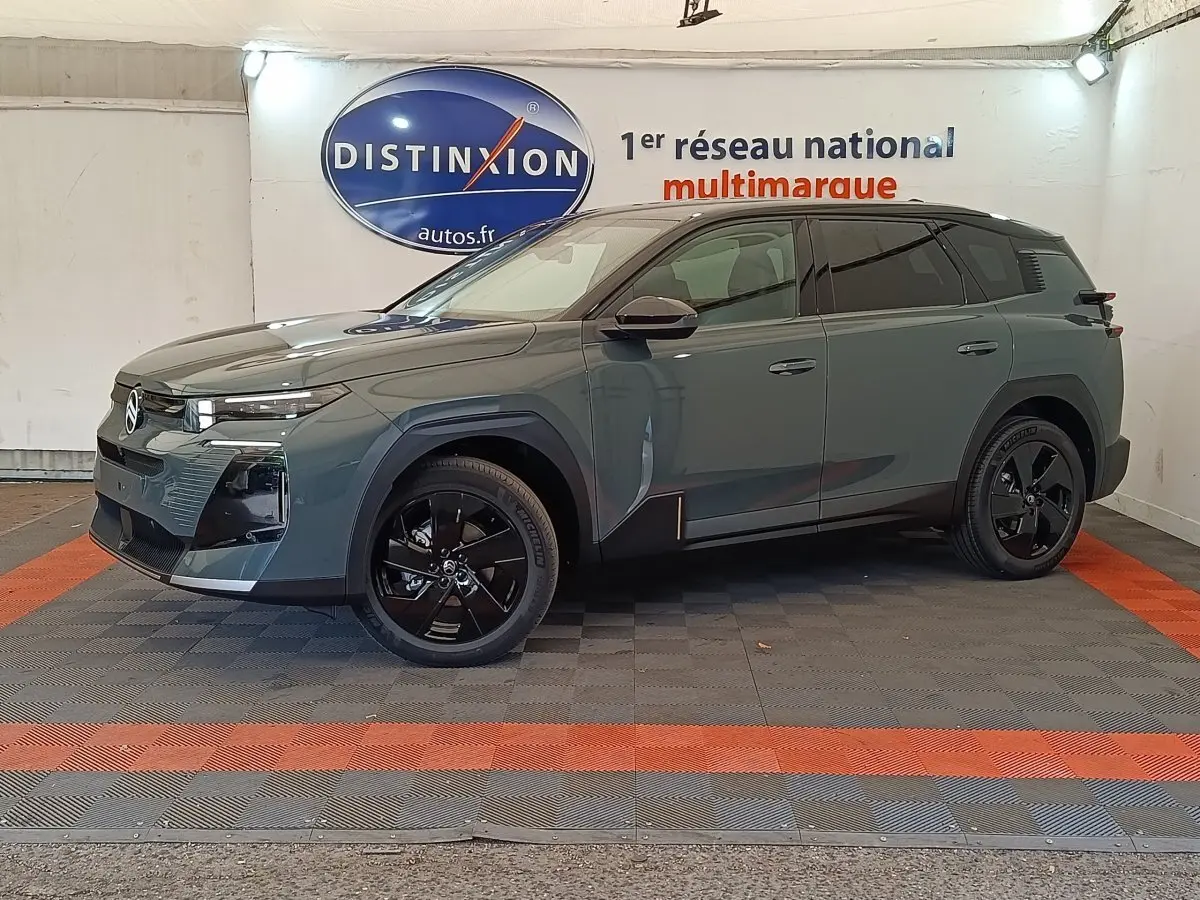 Vue latérale droite d'un Citroën C5 Hybride 145ch auto MAX vert avec jantes noires et détails noirs contrastants.