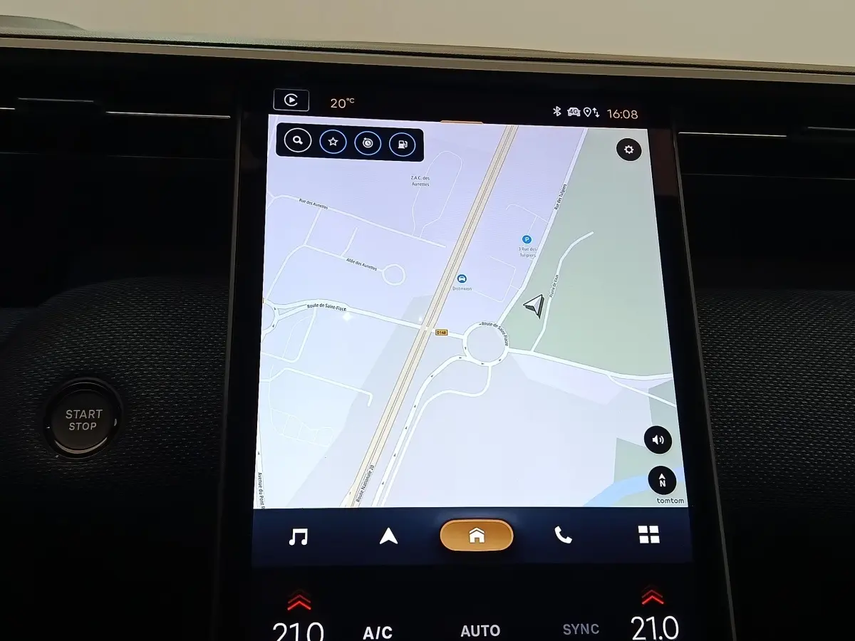 Écran tactile central affichant la navigation dans l’habitacle d’une Citroën C5 Hybride 2026.