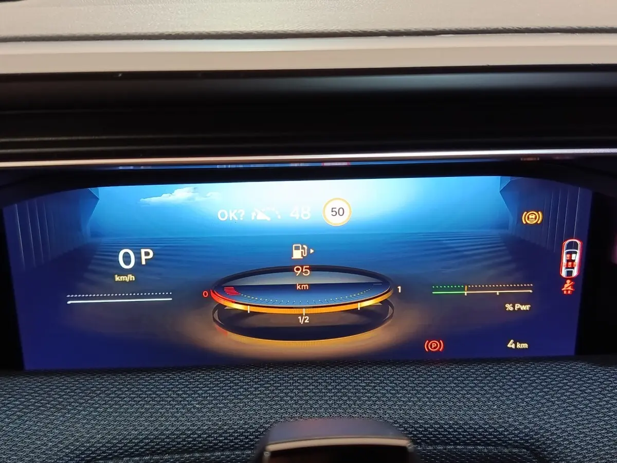 Affichage numérique du combiné d'instruments de la Citroën C5 Hybride 2026, avec jauge essence et indicateurs de vitesse.