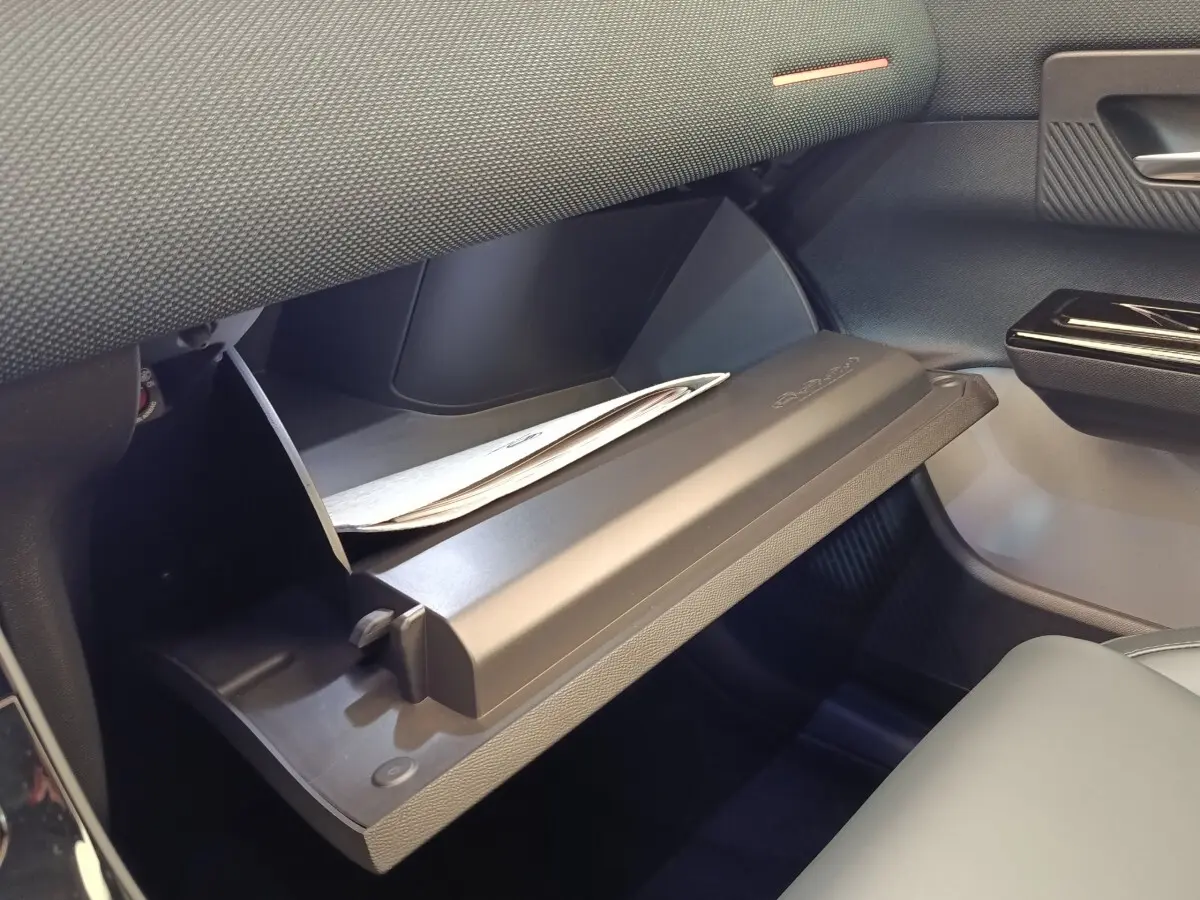 Gant de boîte à gants ouvert côté passager dans l’habitacle sombre d’une Citroën C5 Hybride 2026.